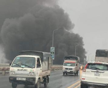 Cháy bãi phế liệu khói đen kín cầu Thăng Long