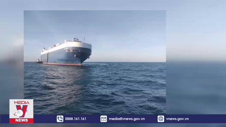 Lai dắt tàu chở hơn 4.500 ôtô vào trong phao số 0 để cứu hộ