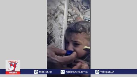 Em bé thoi thóp giành giật sự sống trong đổ vỡ tại Thổ Nhĩ Kỳ