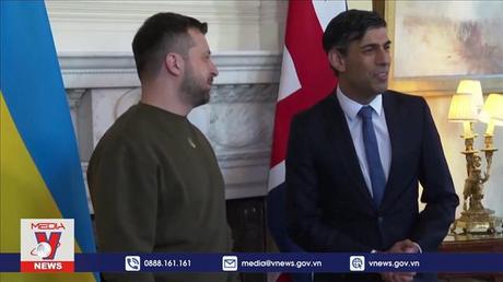 Tổng thống Ukraine bất ngờ thăm Anh