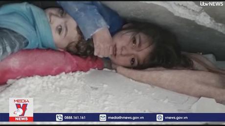 Bé gái che chắn cho em suốt 36 giờ dưới đống đổ nát