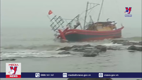 Cứu hộ kịp thời tàu cá cùng 10 thuyền viên gặp nạn trên biển