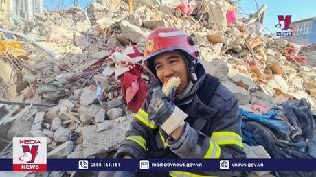 Đoàn công tác Việt Nam dùng camera dò tìm nạn nhân