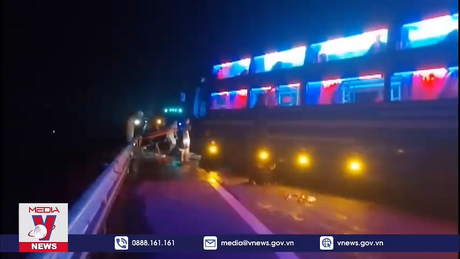 Ô tô tải va chạm với xe khách giường nằm trên cao tốc Cam Lộ - La Sơn