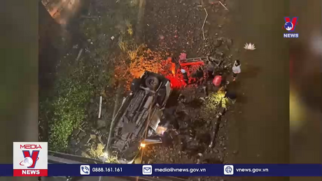 Không làm chủ tốc độ ô tô lao xuống sông khiến ba người thương vong