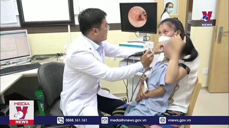 Nội soi lấy 2 cục pin trong mũi của bé gái 6 tuổi