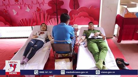 Nhiều cặp vợ chồng, cặp đôi tham gia hiến máu trong ngày Lễ tình nhân