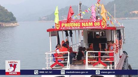 Nhiều tàu du lịch hoạt động 