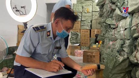 Phát hiện 2 kho mỹ phẩm, nước hoa nhập lậu