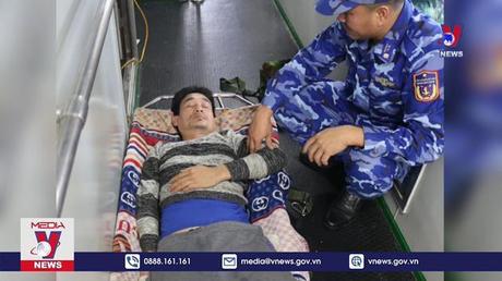 Cứu hộ kịp thời một ngư dân bị tai biến trên biển