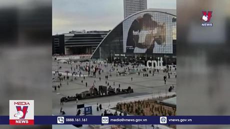 Đám đông hoảng loạn ở thủ đô Paris