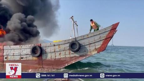 Cháy bè thu mua hải sản ở Quảng Ninh