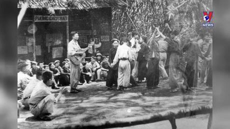 Học Bác mỗi ngày: Bác Hồ với văn nghệ sĩ