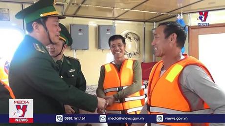 Kịp thời cứu 2 thuyền viên trôi dạt trên biển 