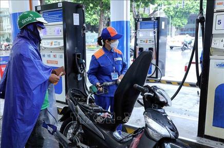 Xăng giảm giá nhẹ từ chiều 21/2