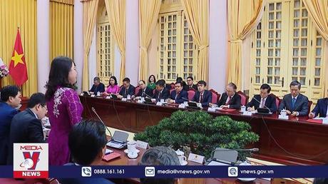 Quyền Chủ tịch nước Võ Thị Ánh Xuân trao quyết định bổ nhiệm đại sứ Việt Nam ở nước ngoài.