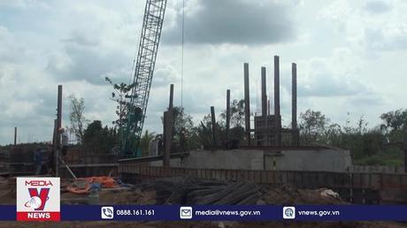 Tiền Giang đẩy nhanh tiến độ thi công đập ngăn mặn