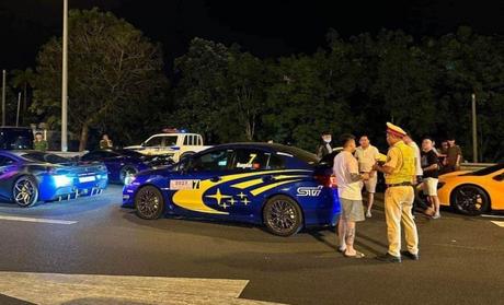 Cảnh sát chặn đoàn siêu xe trên cao tốc TP.HCM- Dầu Giây, phạt hàng loạt lỗi