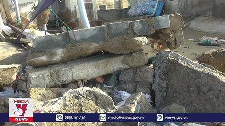 Sóng biển xâm thực khiến nhiều nhà dân bị hư hỏng nặng