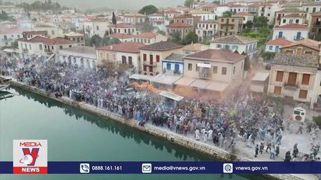 Náo nhiệt lễ hội ném bột tại Hy Lạp