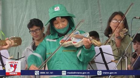 Độc đáo ban nhạc dùng nhạc cụ tái chế