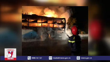 Ô tô khách cháy rụi trên đường tránh Vinh, Nghệ An