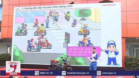 Trao hơn 300.000 mũ bảo hiểm cho các em học sinh