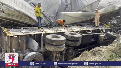 Tai nạn liên hoàn giữa xe tải và 3 xe con trên đèo Mimosa