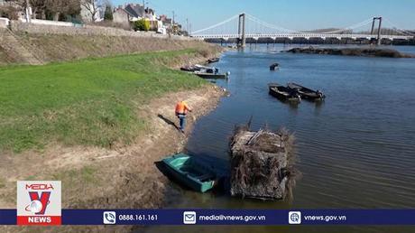 Con sông dài nhất nước Pháp trơ đáy vì hạn hán