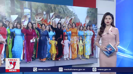 Hơn 1000 phụ nữ mang sắc xuân xuống phố 