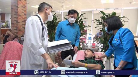 Động viên, hỗ trợ các nạn nhân trong vụ nhiễm độc Methanol tại Bắc Ninh