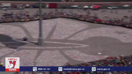 Bông hoa khổng lồ từ rác tái chế