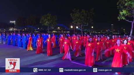 Đồng diễn áo dài bên bờ sông Hàn- Đà Nẵng