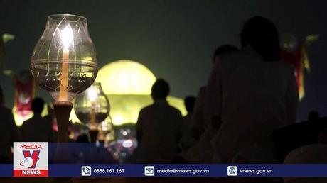 Thái Lan thắp sáng 100.000 ngọn nến dịp lễ Makha Bucha