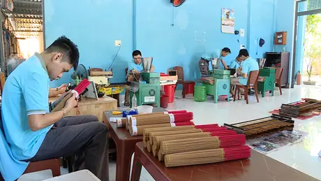 Xưởng làm hương của những nạn nhân da cam