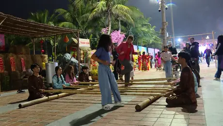 Khách Tây hào hứng đón Tết sớm bên bờ biển Đà Nẵng