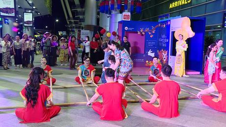 Du khách hào hứng đón Trung thu ở Sân bay quốc tế Đà Nẵng