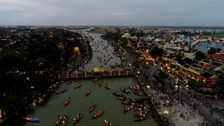 Hội An nhộn nhịp du khách ngày cuối năm