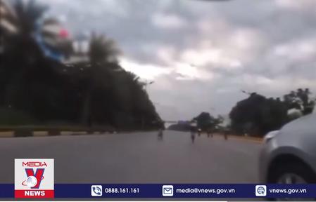 Nhóm người đi xe đạp vào cao tốc đe dọa tài xế