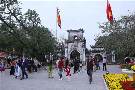 Tấp nập người dân, du khách đến đền Trần du Xuân đầu năm mới