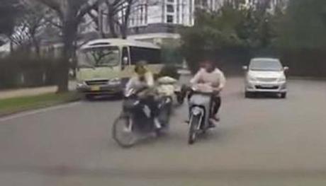 Truy tìm 2 đối tượng điều khiển xe máy đạp người phụ nữ tại quận Long Biên