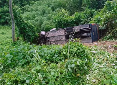 Tập trung hỗ trợ nạn nhân trong vụ xe khách lao xuống vực ven Quốc lộ 28