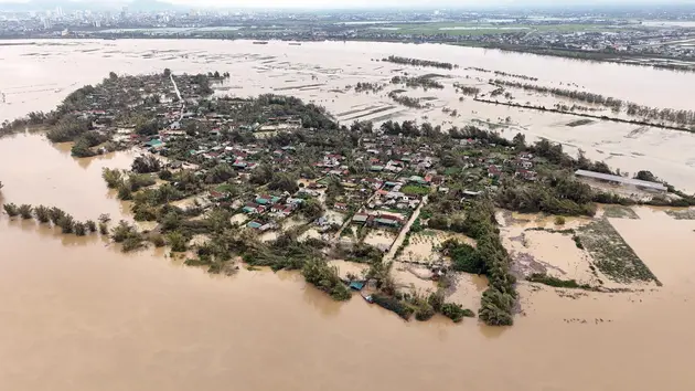Hà Tĩnh: Nhiều nhà dân tại ốc đảo Hồng Lam bị ngập do nước sông dâng cao