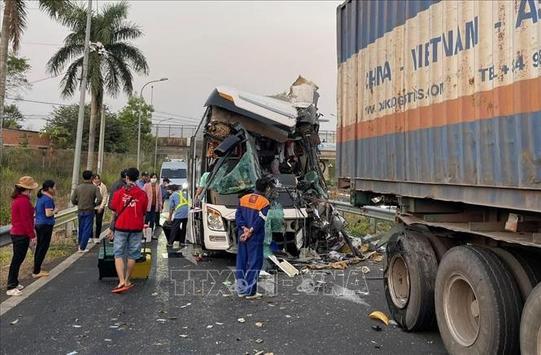 Tai nạn trên đường dẫn vào trạm dừng chân cao tốc khiến 13 người thương vong