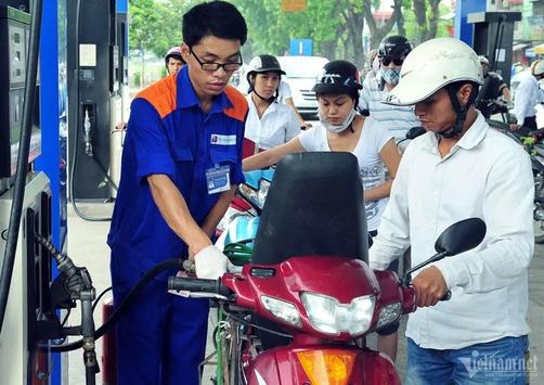Giá xăng tăng, RON 95 áp sát 25.000 đồng/lít