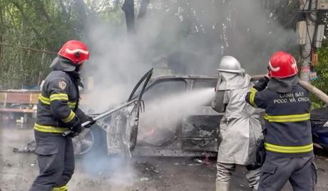 Ô tô nhãn hiệu BMW bất ngờ bốc cháy dữ dội vào giờ trưa ở Hà Nội