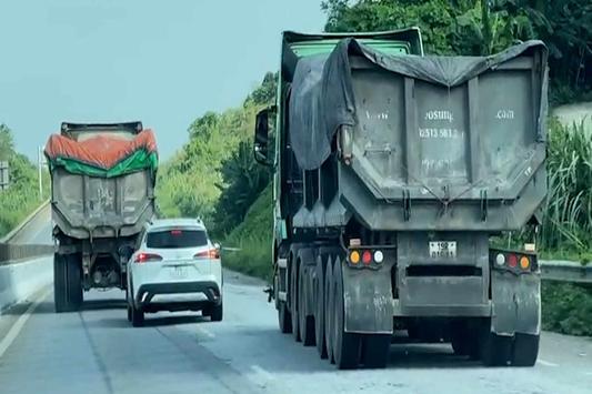 Khởi tố vụ 2 tài xế điều khiển xe ben chèn ép ô tô con trên cao tốc
