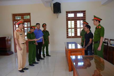 Khởi tố lái xe chống người thi hành công vụ