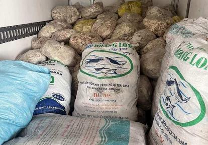 Lái xe chở hơn 1 tấn mỡ lợn ôi thiu tuồn về Hà Nội tiêu thụ