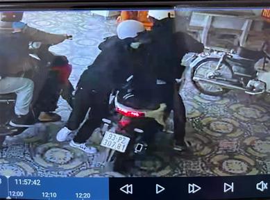 Truy tìm nhóm đối tượng cướp tiệm vàng ở Bình Dương
